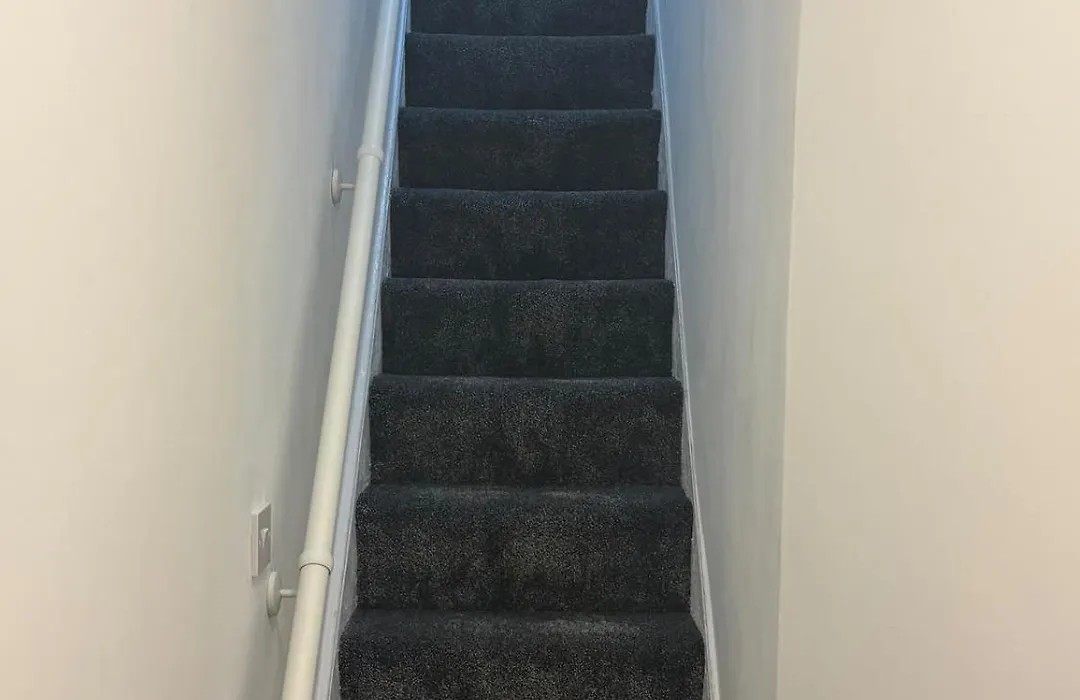 1 Bedroom Flat - Manchester Airport Apartment - 7 Mins To Man - Staycations & Business Stays!-1