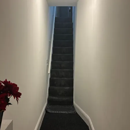 1 Bedroom Flat - Manchester Airport Apartment - 7 Mins To Man - Staycations & Business Stays!-3