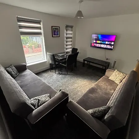 1 Bedroom Flat - Manchester Airport Apartment - 7 Mins To Man - Staycations & Business Stays!-2
