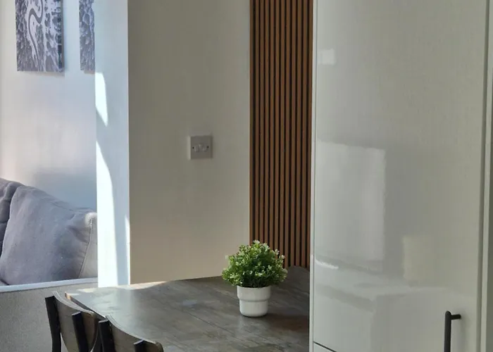 Bankwell Street Two Bedroom -Apartment With Parking